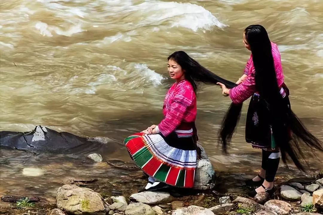 瑶族女人内衣_白裤瑶族女人(3)