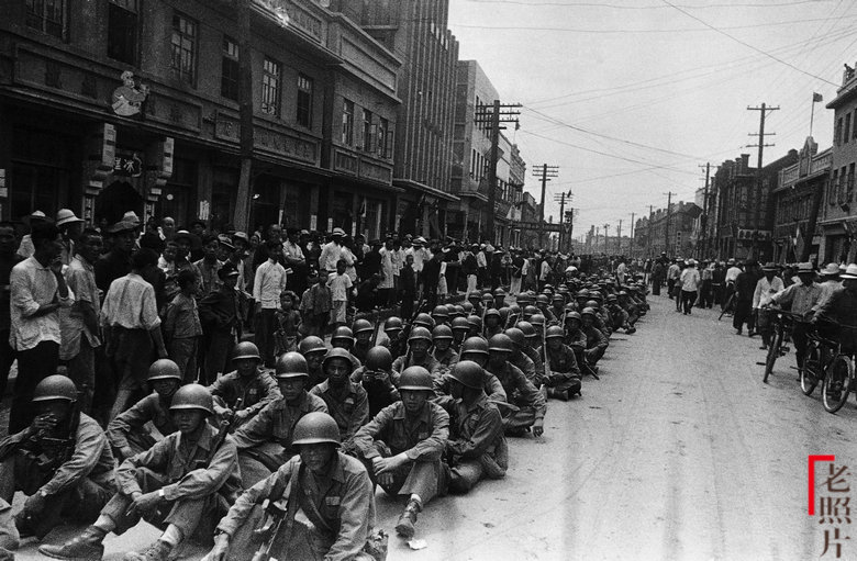 1/ 12 1946年3月,苏联红军从沈阳撤退,国民党随即调集新一军,新六军