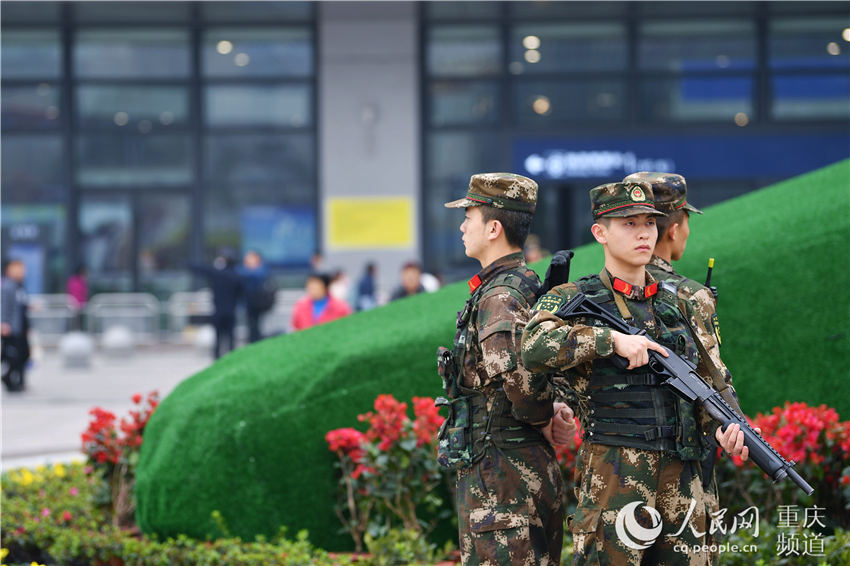 春运首日 武警重庆官兵为返乡旅客撑起安全屏障