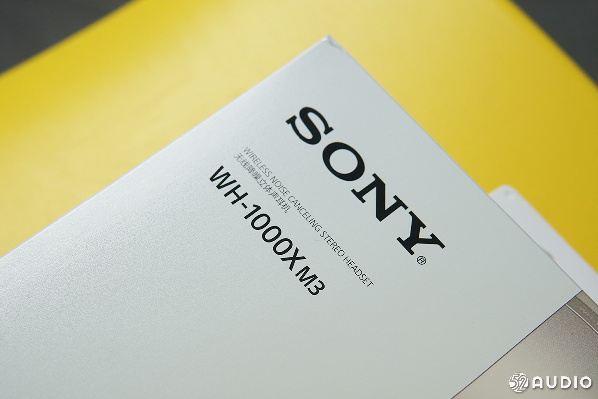 左上角是sony的信仰logo,下面是产品型号wh-1000xm3.