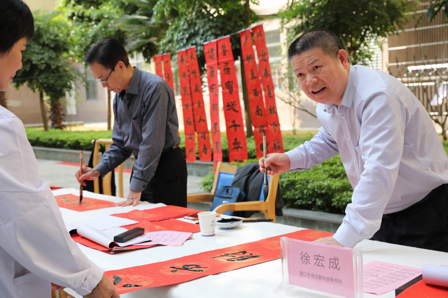 春节临近市书协主席周军等10位书法家到湛江市养老服务中心挥春送福