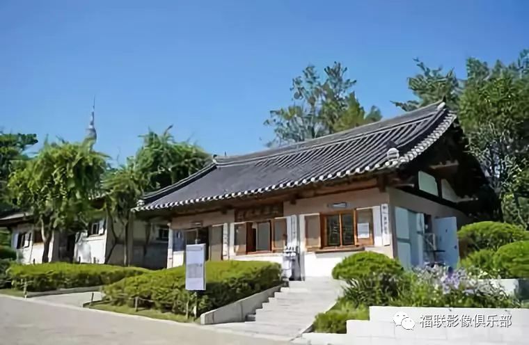 南山谷韩屋村依南山而建,巧妙结合南山葱郁的树木与潺潺小溪,构成韩屋