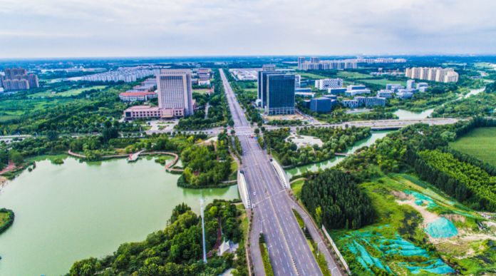 实施鸿雁湖,景云湖等生态工程,高标准建设麒麟岛,红星爱琴海等4个城市