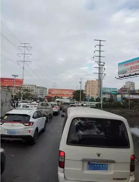 金鸿公路与莱美路交界处向右车道经常被人堵住了,希望大家规范行车.