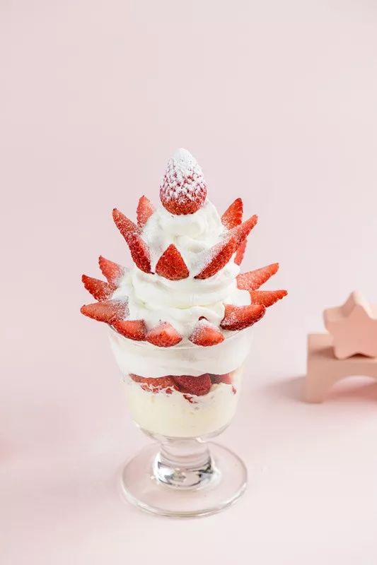 花火 草莓牛乳冰淇淋芭菲