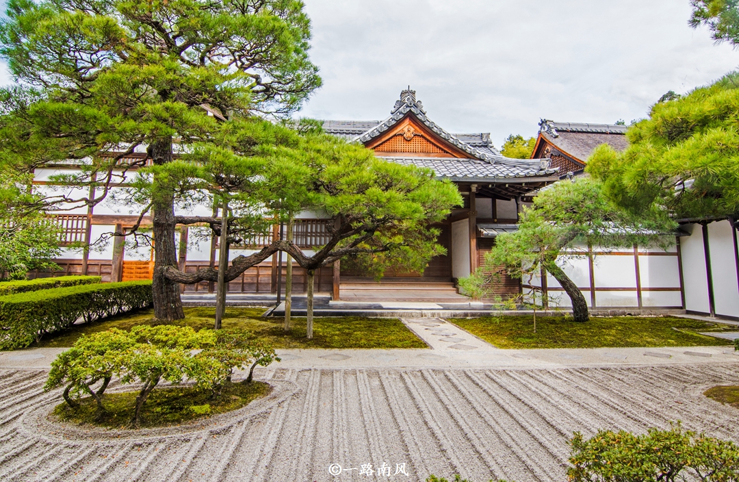 日本的寺庙大多按园林式格局建造,慈照寺也不例外.