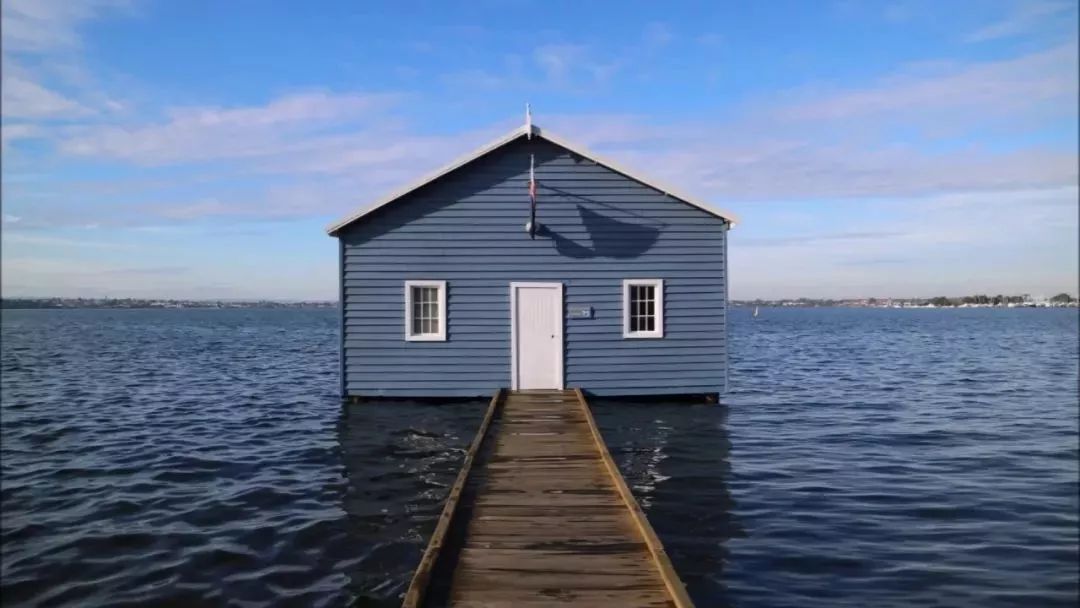 小蓝屋位于swan river岸边的