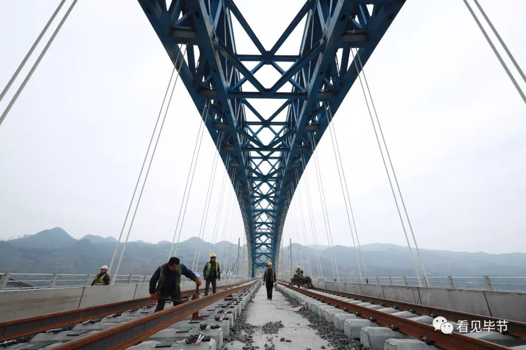 震撼!直击成贵铁路鸭池河特大桥铺轨现场