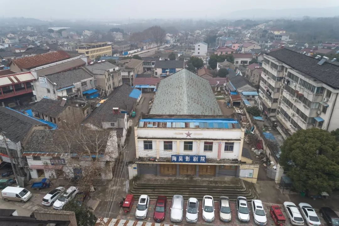 陶吴电影院,建于1974年前身是大礼堂,后改为电影院,保留至今手写的