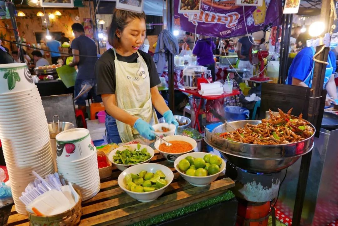 吃吃吃逛逛逛,泰国夜市小吃指南 | 必吃的美食和要避开的雷都在这篇里