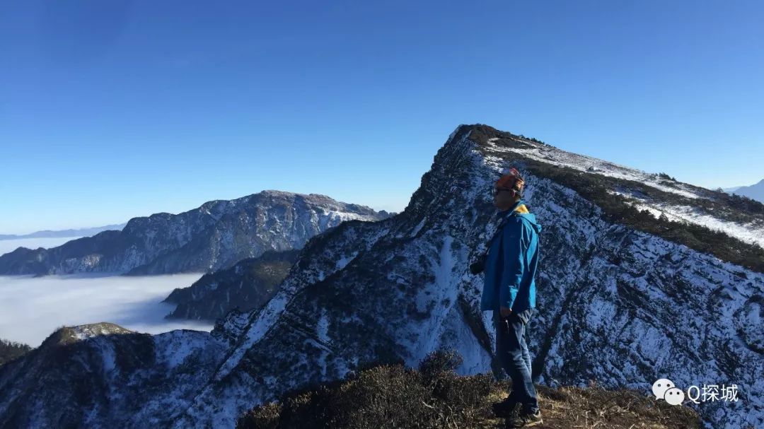 独立山巅,望山海相连 青山隐隐,败叶萧萧 天际暝鸦零乱,雪花飘染层林