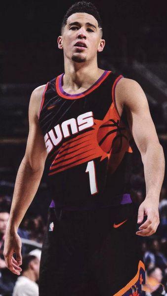 11,德文-布克(devin booker)身穿菲尼克斯太阳队的复古球衣.