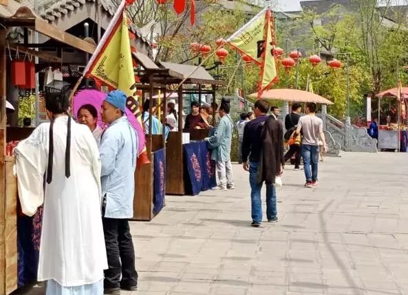 古色古香,仿若自己穿越了时空,真的置身于一古代集市中