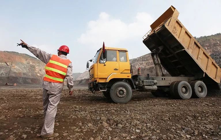 在鞍钢矿业公司齐大山铁矿露天采场,郭明义正在指挥车辆整修道路本