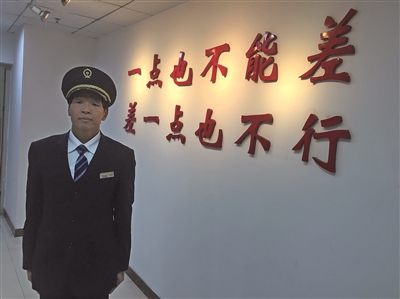 
                    【中国梦·践行者】70后火车司机倪伟平：26年春节驾驶室度过
