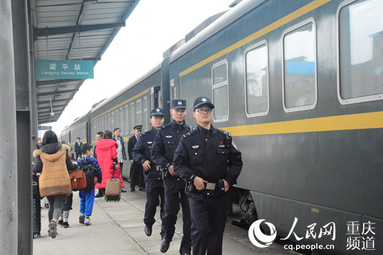 梁平:铁路警察志愿服务 护航旅客回家路
