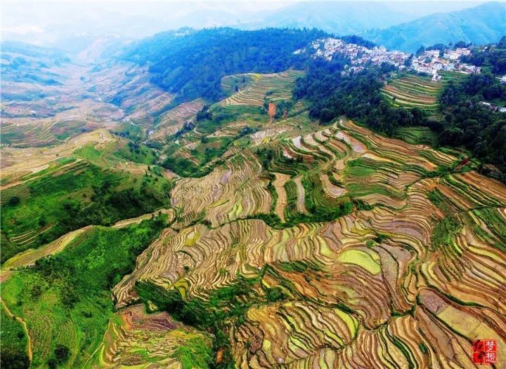 红河县出版发行《醇情红河》摄影画册,扉页里的每一个