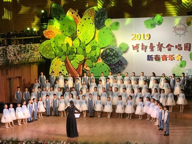 成都童声合唱团200多名儿童相继亮相,为现场观众带来了《蝴蝶的梦》