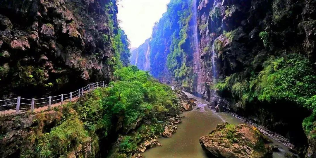 马岭河大峡谷地球上最美的伤痕○八卦田也是万峰林的一种奇观,沟通