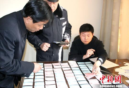 安徽蚌埠铁警“三位一体”净化春运期间购票环境