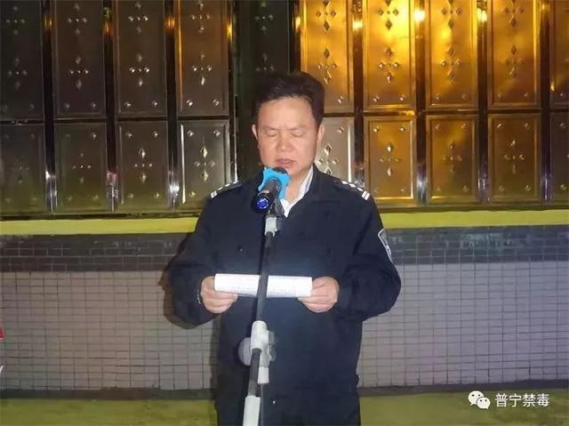 现场直击普宁大批警力出动清查燎原街道重点场所