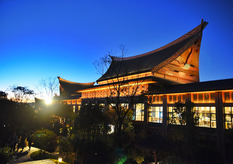 来自古滇名城温泉山庄的夜景