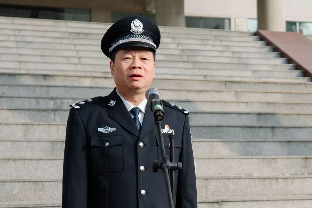 副市长,市公安局局长梁进海出席仪式并宣布2019年春运启动.