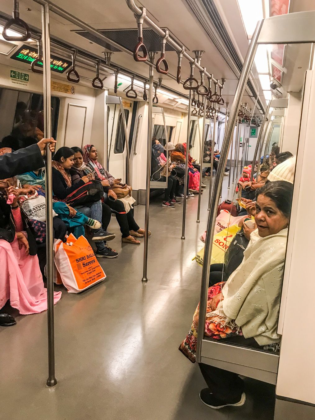 原創
            印度首都地鐵實拍：為了保護女人，每條線路都有女人專用車廂 未分類 第7張