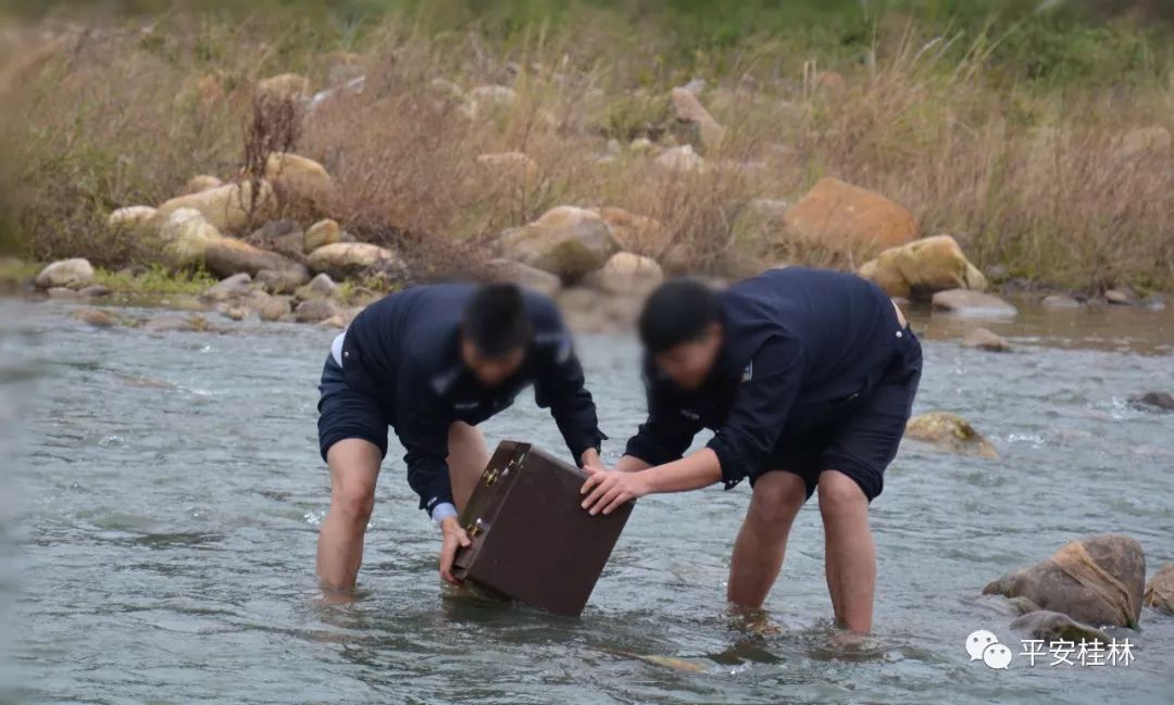 民警打捞被韦某丢弃的保险柜