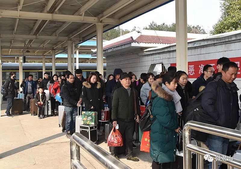 1月21日,2019年春运第一天,在潜山天柱山火车站,一批批在外务工人员