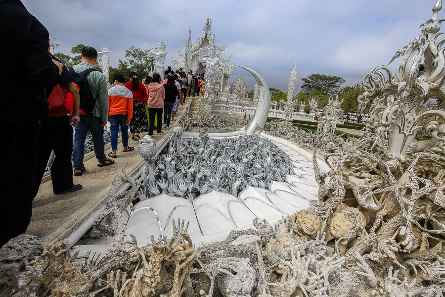 泰国旅游必去的三座神奇寺庙 上千只手拖你下地狱