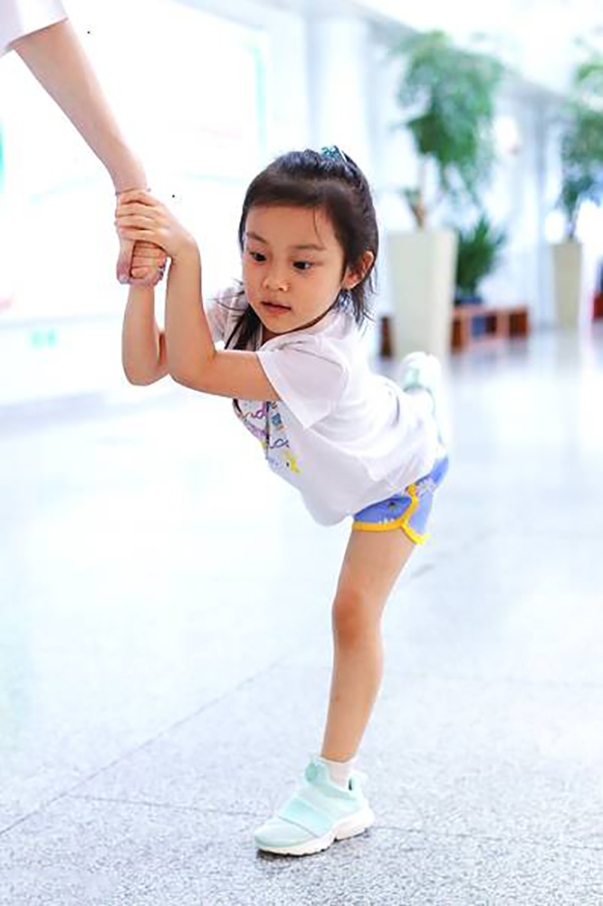 李小璐带女儿去滑雪,母女俩穿亲子装,小小滑板上甜馨好可爱