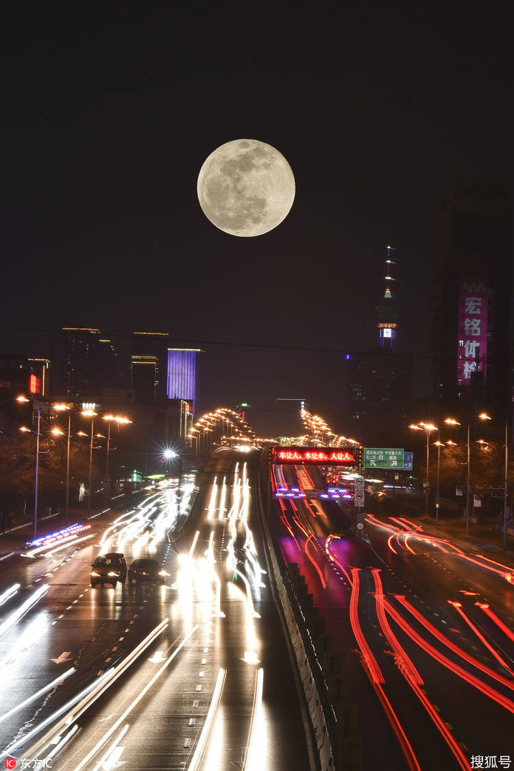 上演精彩赏月大片,众多市民到室外欣赏"超级月亮"和城市夜景