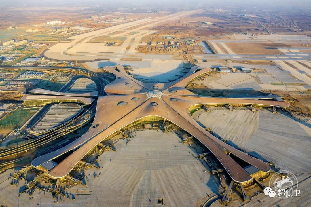 北京大兴国际机场位于永定河北岸,距离天安门直线距离约46公里,距离