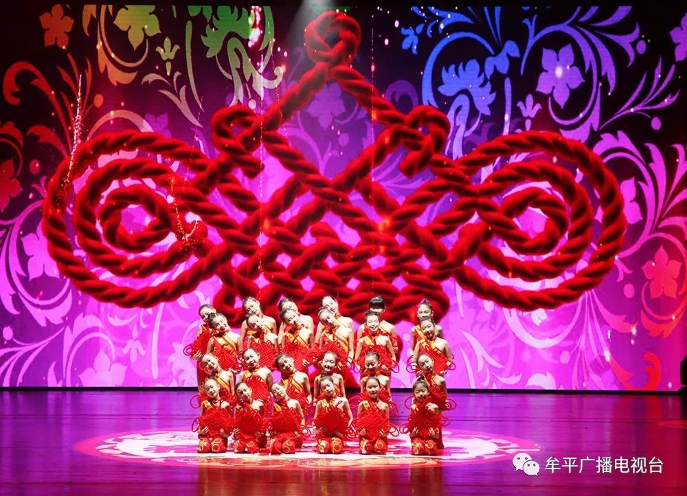 整场演出在舞蹈《红红的中国结 》中圆满落幕.