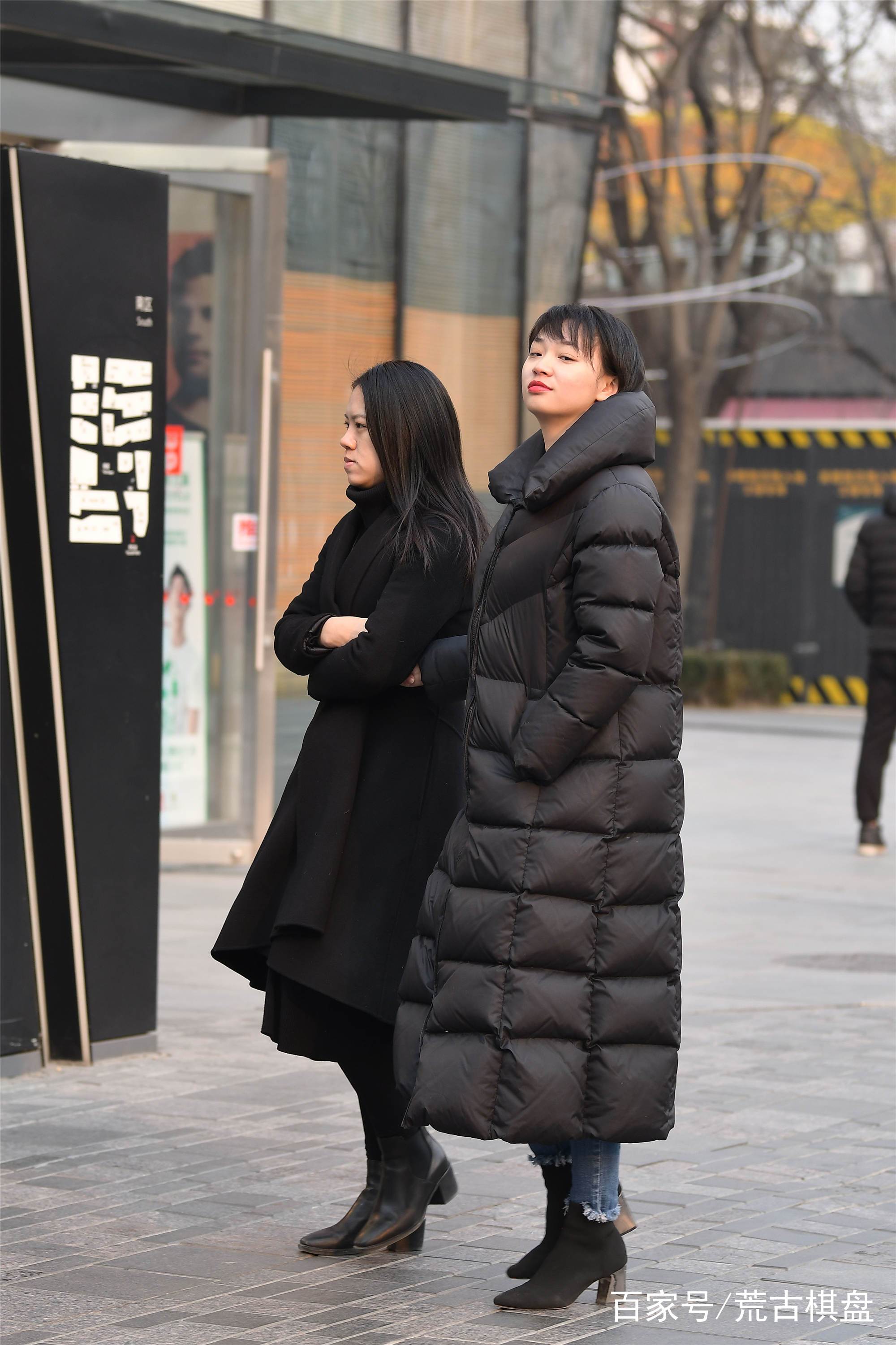 黑色的轻薄羽绒服怎么搭大衣_长款轻薄羽绒服女黑色