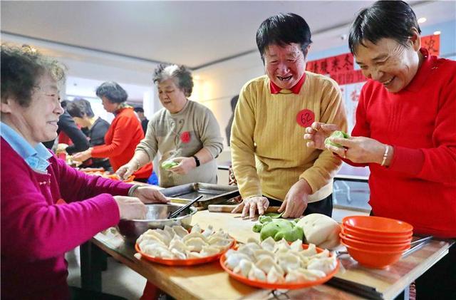 1月22日,社区居民一起包饺子.