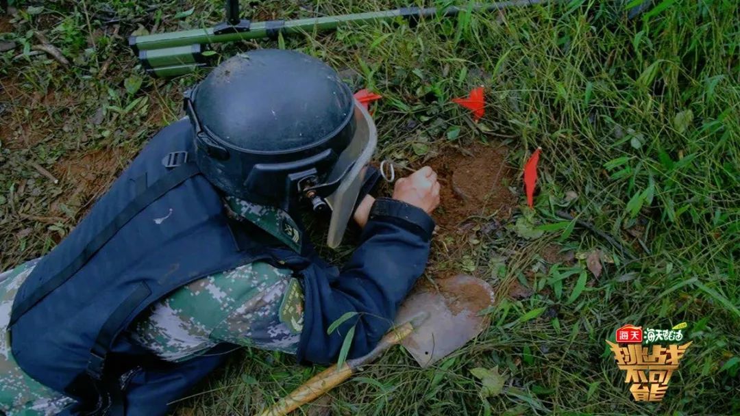 当战士拆除地雷时，眼镜蛇向手边爬来…