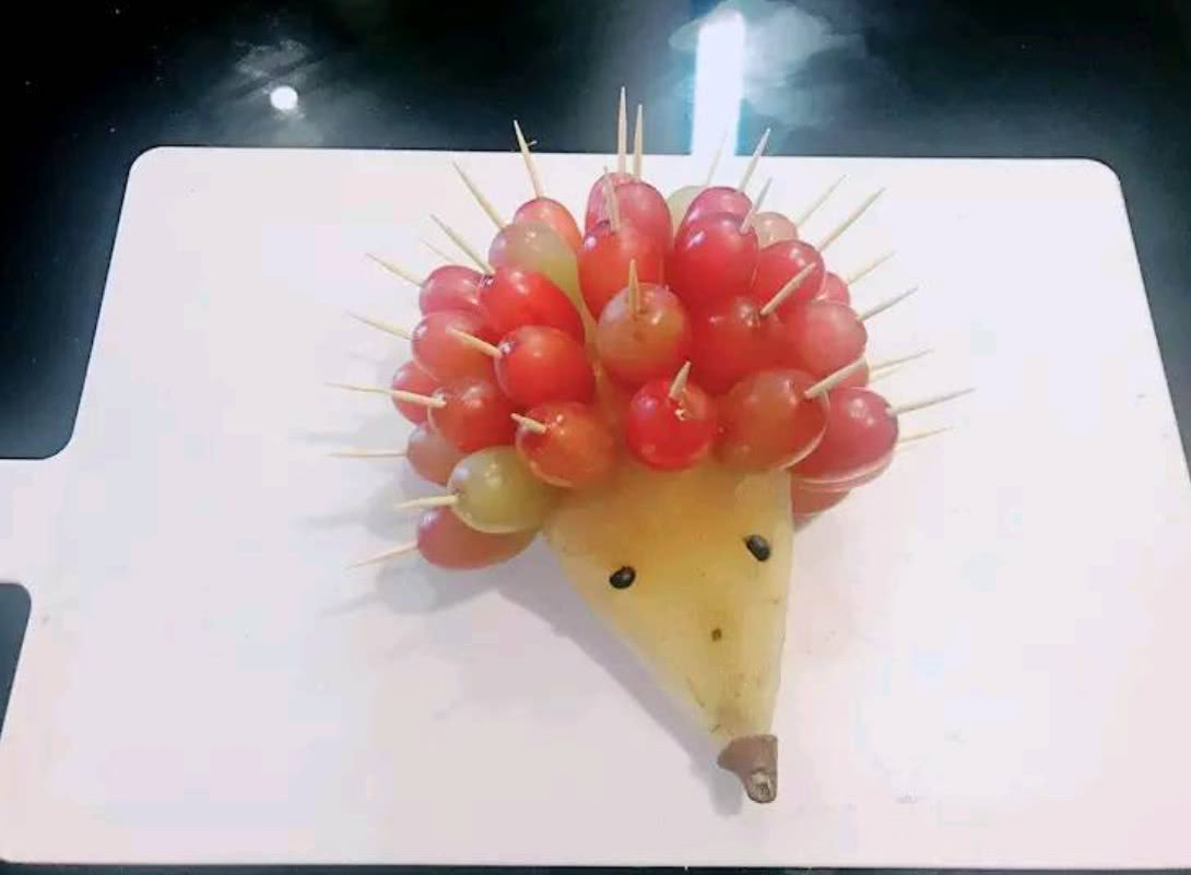 幼儿园布置亲子作业:用水果做动物,看到最后一个,笑得