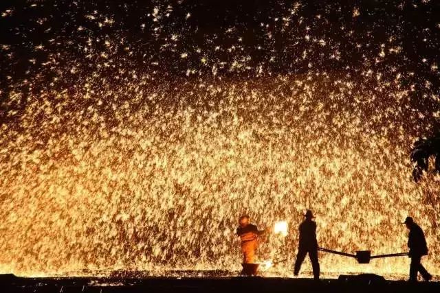 蔚县打树花:可能是你见过最致命最震撼的民俗表演