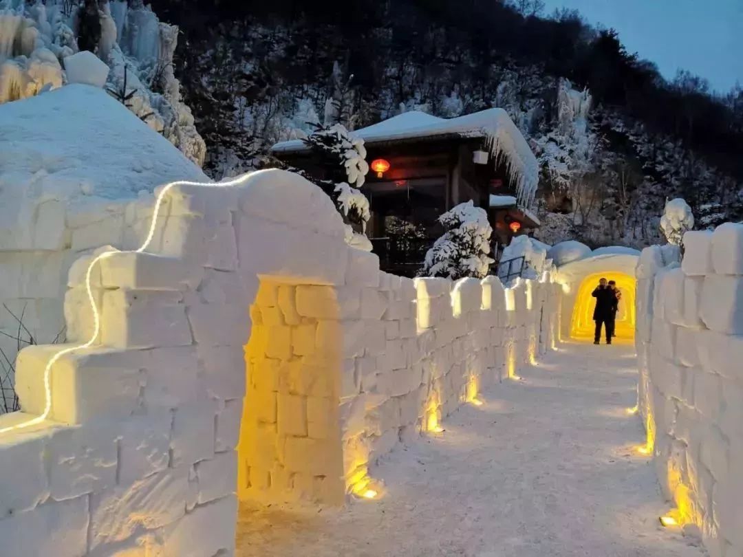 (冰雕,雪雕,冰瀑,滑雪,溜冰,特色美食等)