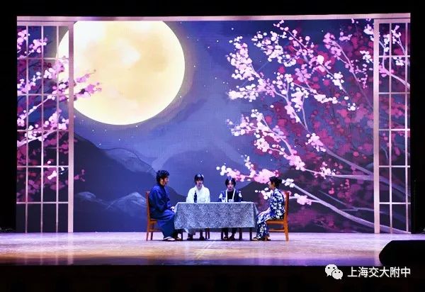 三校的音乐老师施淑贤,缪追欣,隋炜老师带来了歌曲表演《夜空中最亮的