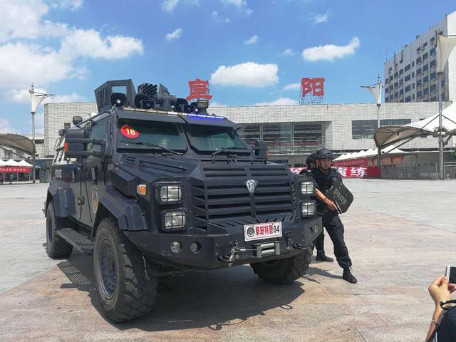 这是在国内配备最多的武警装甲车,由宝鸡专用汽车有限公司改装而来.