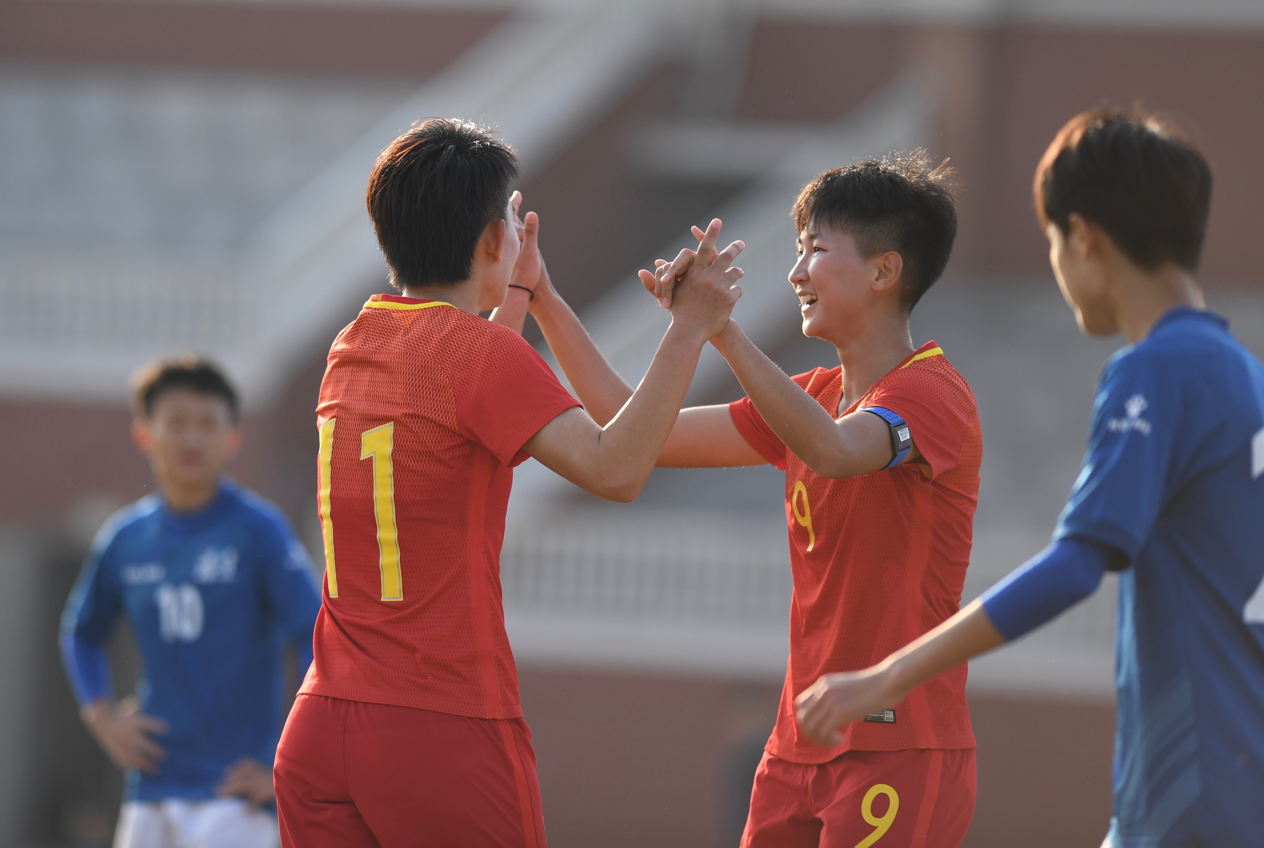1月23日,中国女足黄队球员王妍雯(右二)与队友庆祝得分.