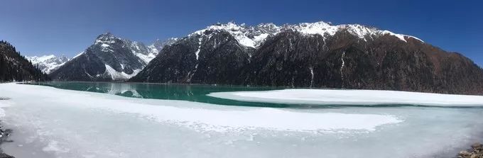 by马蜂窝@鱼大豆 它典型的冰蚀湖,雀儿山冰川融化流下的水,经冰碛物