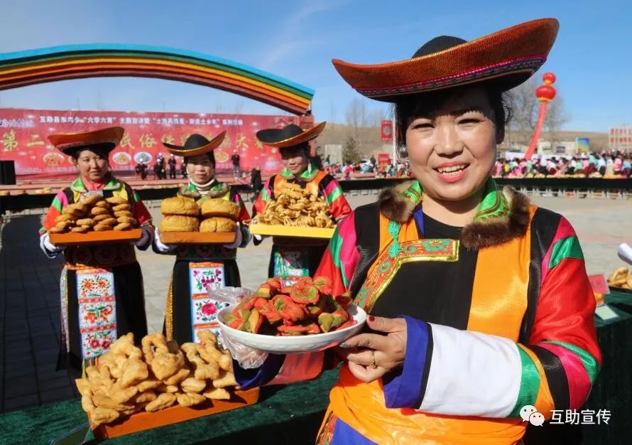 1月17日,互助县东沟乡举行"青海年·醉海东——土族风情美·青稞美酒