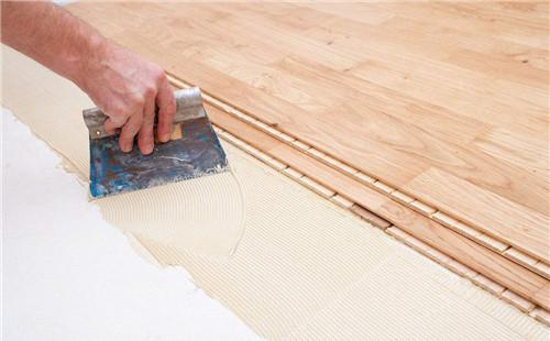 木地板贴法有几种?铺实木地板要注意什么?