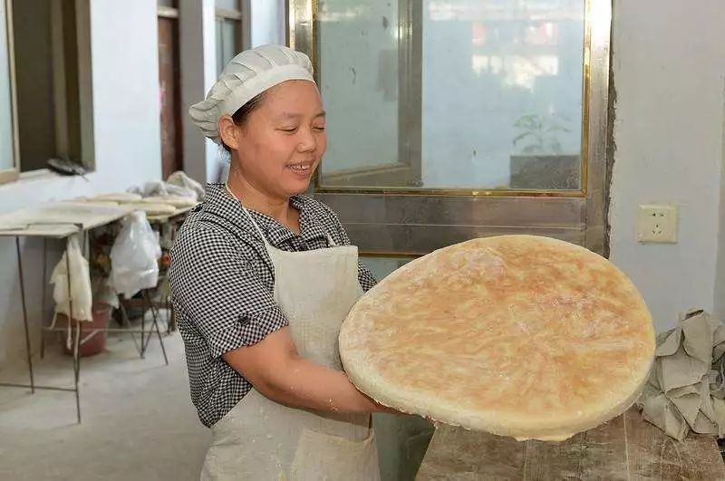 穿城大饼:厚有四五寸,重有七八斤,内里透熟,外皮不焦,暄透透,筋拽拽