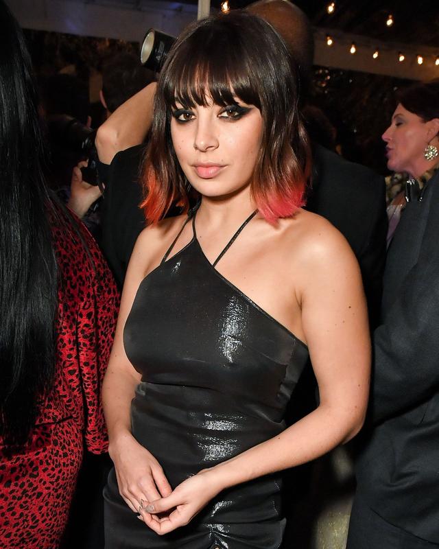 英国女歌手charli xcx黑色皮裙参加2018gq杂志年度晚宴