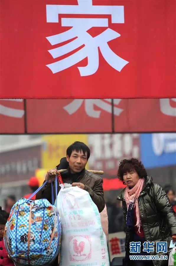 2011年1月28日,浙江绍兴一家民营企业的农民工乘坐返乡的大巴回家过年